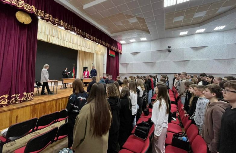 В РБ провели публичный суд над тем, кто оскорбил президента.