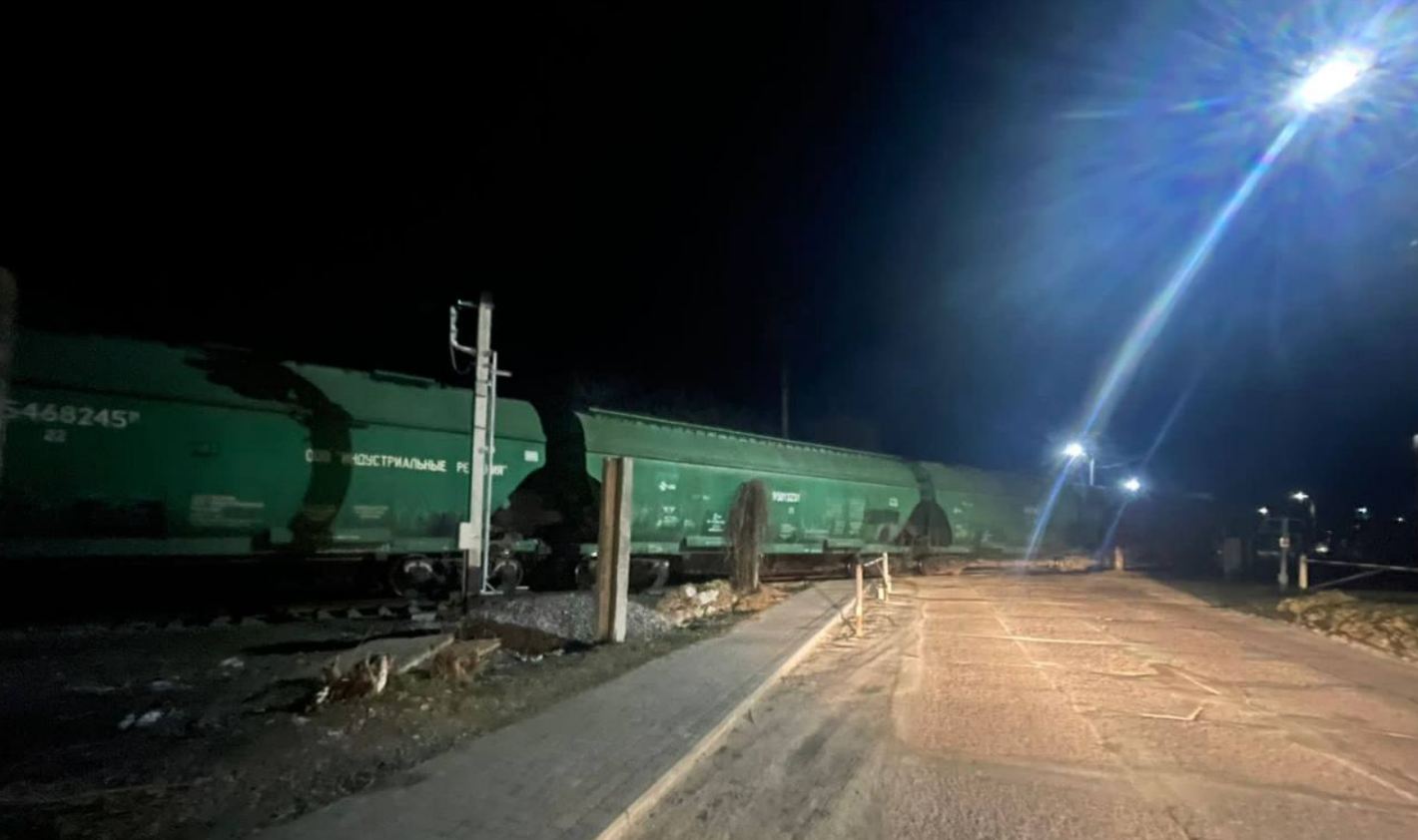 В Киевской области сошел с рельс пассажирский поезд.