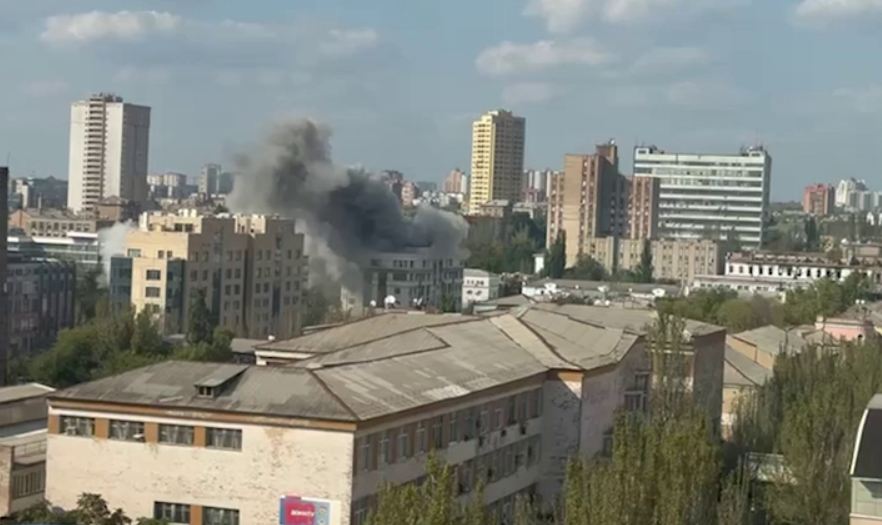 Укры ударили по штаб квартире Пушилина в городе Донецке.