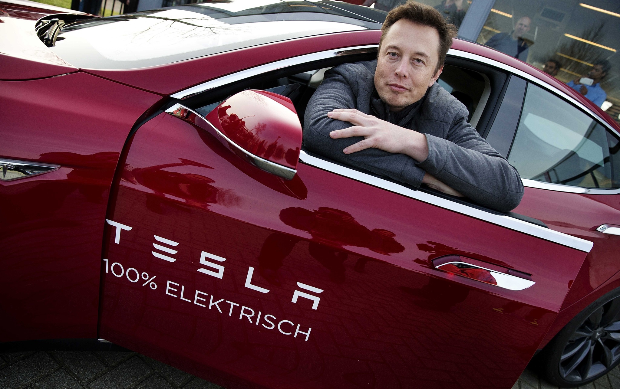 Tesla Илона Маска уволит более 10% сотрудников по всему миру.