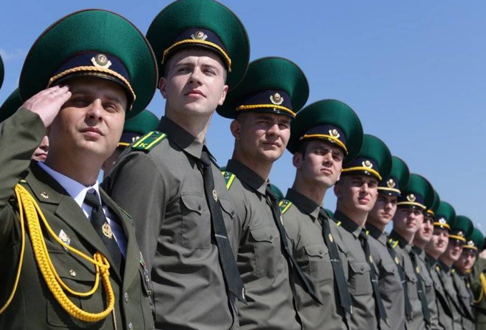 Форма военных курсантов. Парадная форма офицеров погранвойск РФ.