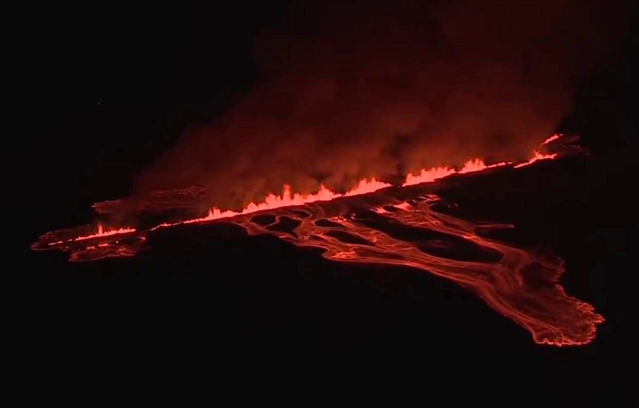 Исландия похожа на Мордор из-за извержения щитового вулкана.