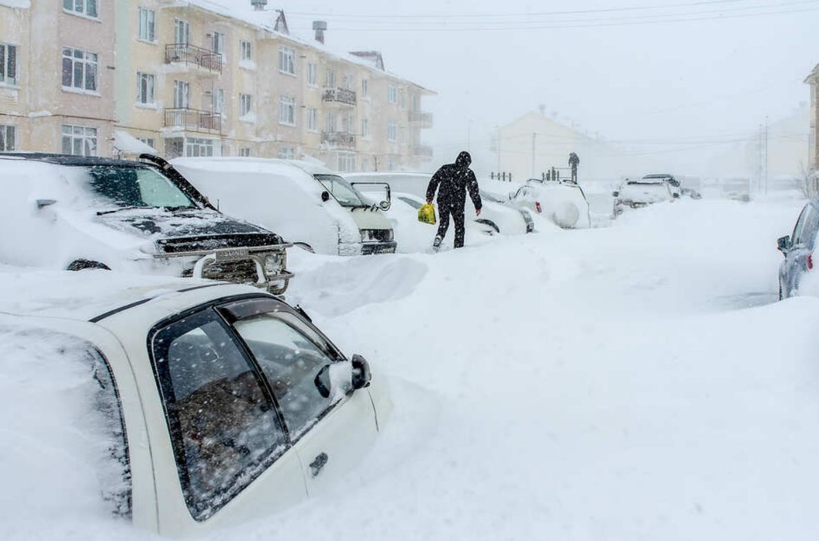 Снег 5 декабря. Сахалин снегопад 2022. Зима на Сахалине 2022. Метель Южно-Сахалинск. Южно Сахалинск завалило снегом.