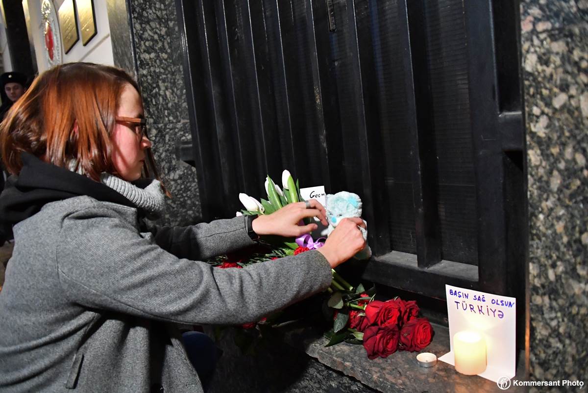 К посольствам Турции и Сирии в Москве несут цветы.