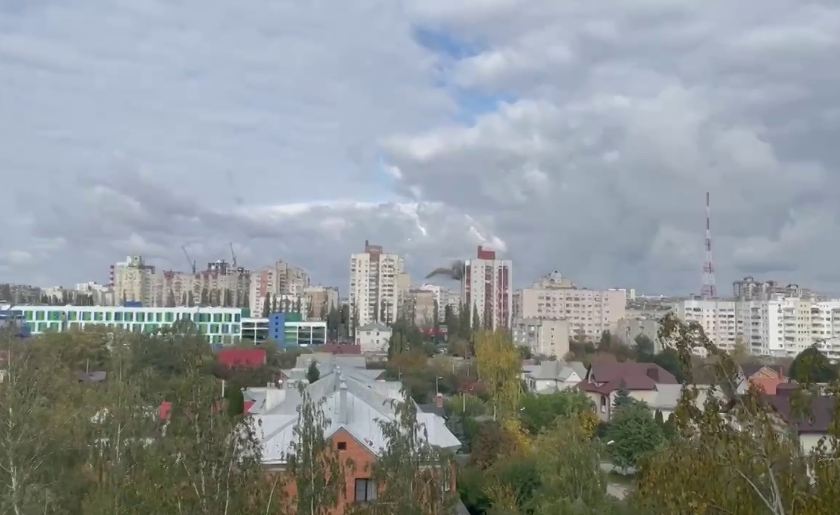 В Белгороде сбитая ПВО ракета попала в жилой дом.