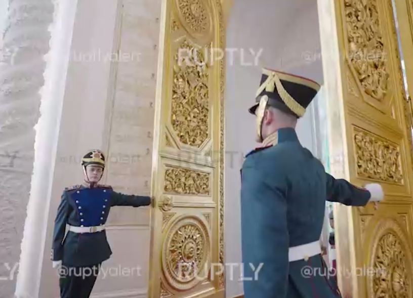Репетиции пятой инаугурации Путина проходят в Кремле.