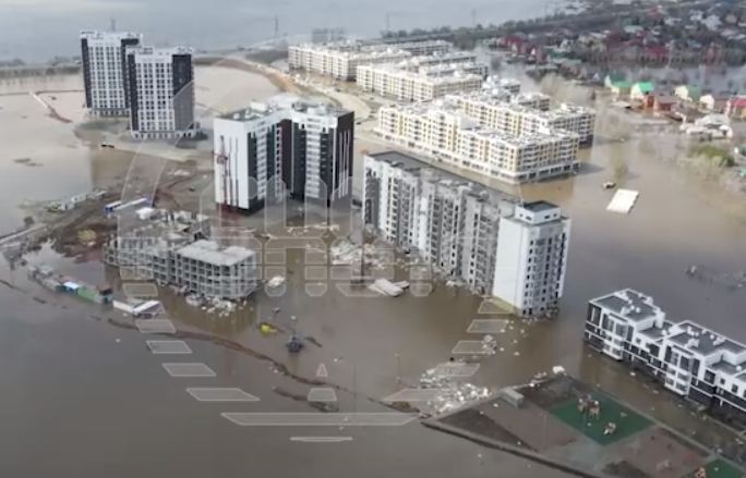В Оренбурге вода отрезала от остального города район Дубки.