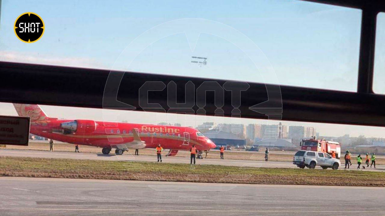 В Пулково остановили взлет самолета с дыркой в топливном баке.