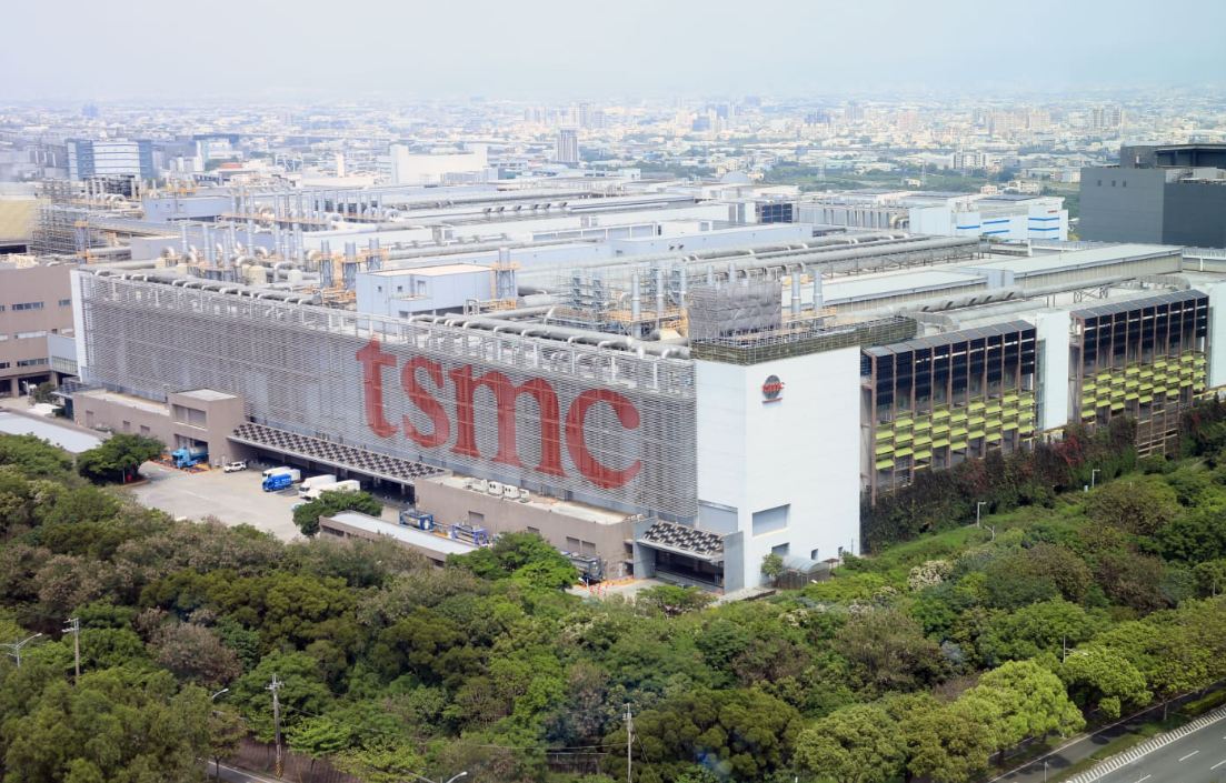 Мировой производитель чипов TSMC эвакуируется с Тайваня.