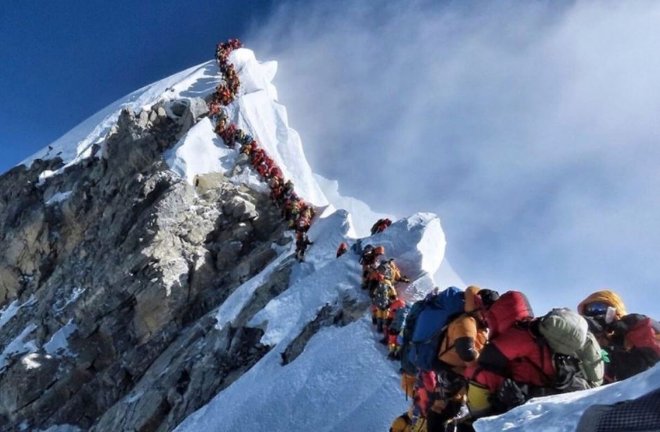 Альпинистам запретили ходить по-большому на горе Эверест.