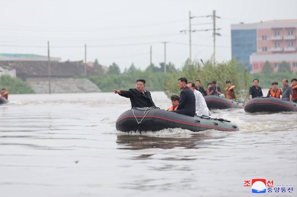 Ким Чен Ын поплыл бороться с наводнением на резиновой лодке.