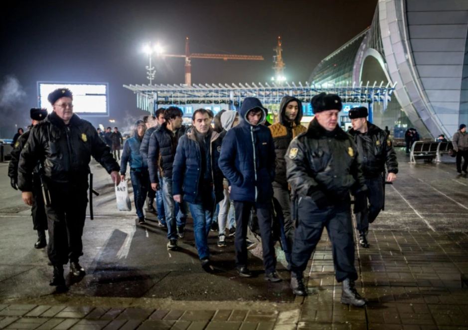 В России ужесточат правила для мигрантов и наказания для них.