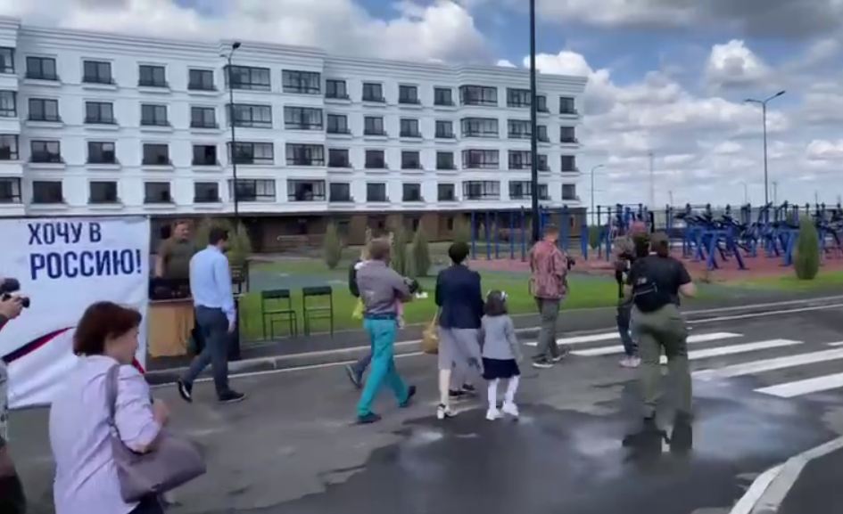 Многодетным семьям передали квартиры в Мариуполе.