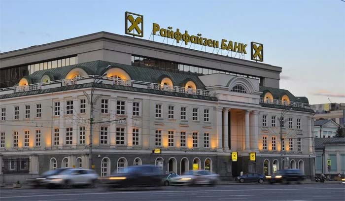 Raiffeisen Bank решает вопрос продажи своей "дочки" в РФ.