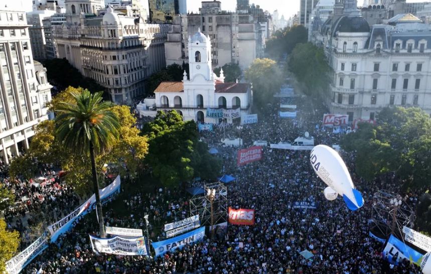 В Аргентине началось восстание против реформ Хавьера Милея.