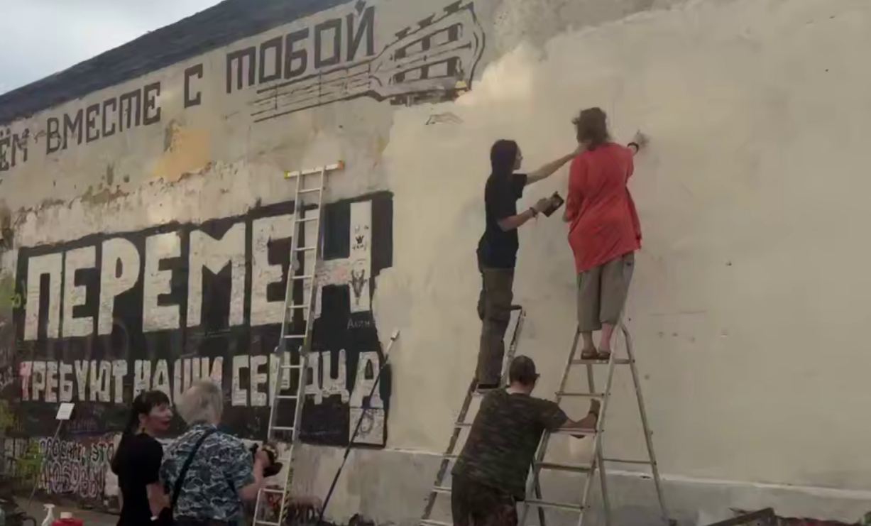 В Москве закрасили тн Стену Цоя, но её уже реставрируют.