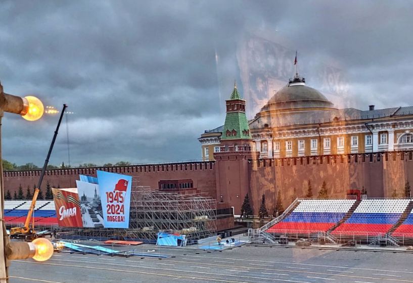 Мавзолей Ленина в Москве прячут за щиты накануне дня Победы.