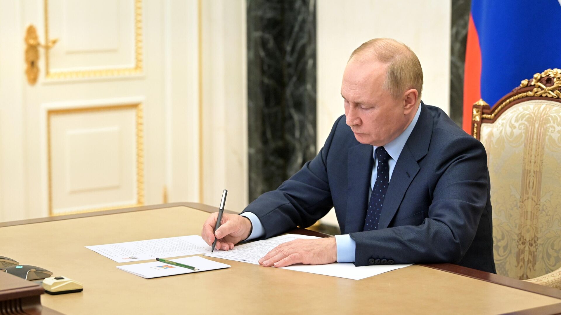 Путин подписал создание базы генетической информации.
