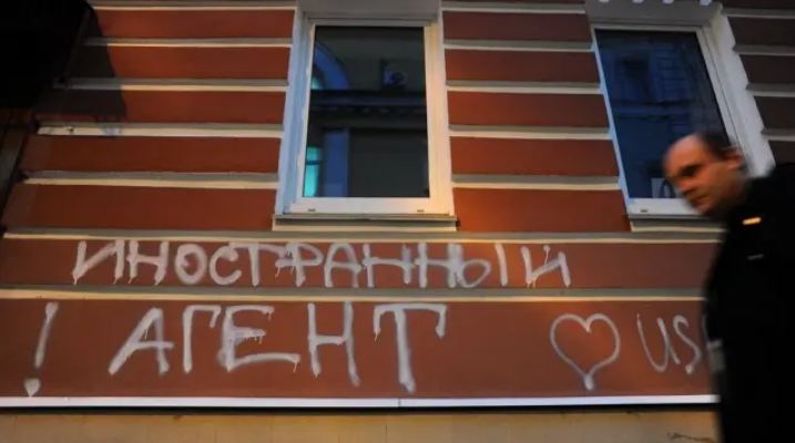 Госдума решила еще усложнить жизнь иноагентам запретами.