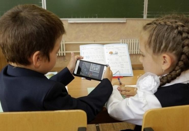 Госдума запретила ученикам пользоваться смартфонами.