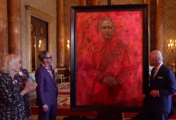 Официальный портрет Карла III предстал в виде красного короля.