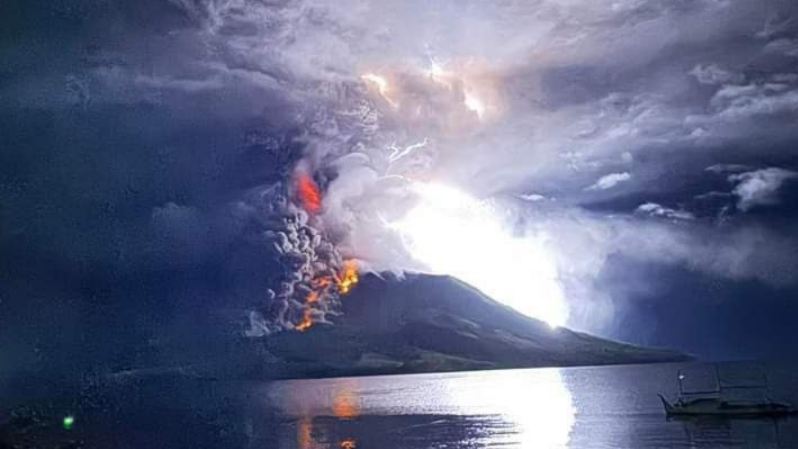 Вулкан Руанг в Индонезии может повторить взрыв Кракатау.