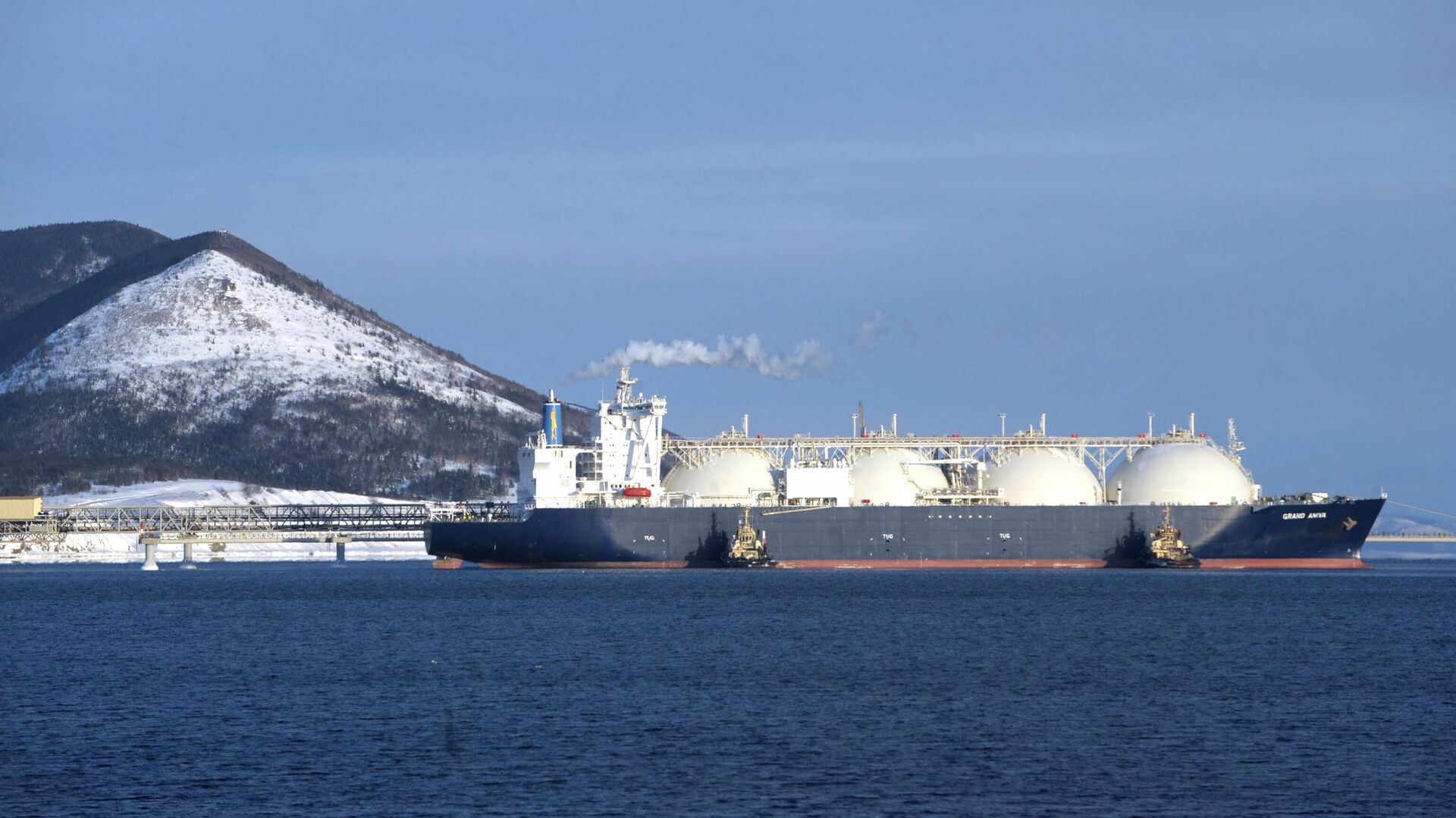 Подсанкционный танкер впервые привез нефть РФ в Японию.