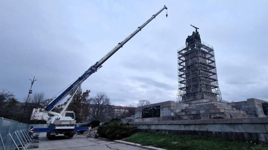 Суд Софии разрешил продолжить снос памятника советским воинам.
